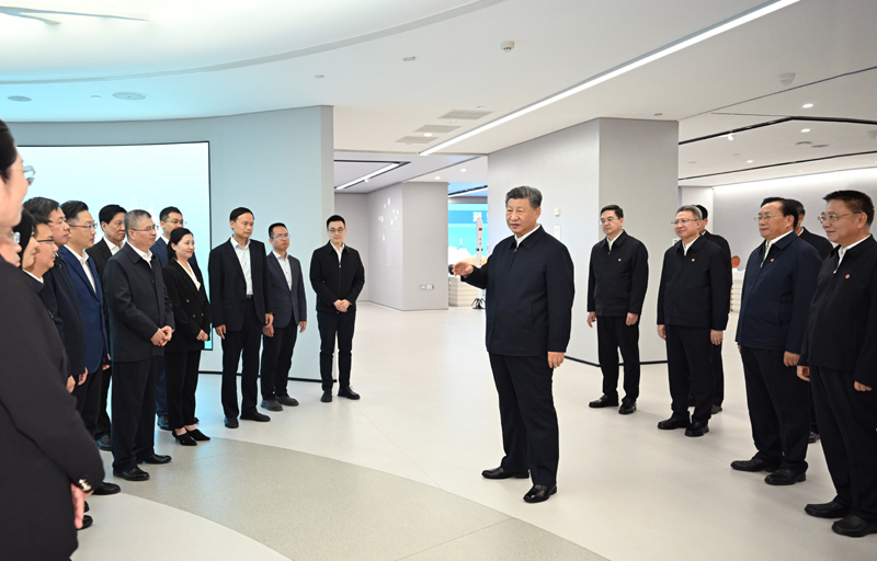 11月4日至6日，中共中央总书记、国家主席、中央军委主席习近平在湖北考察。这是5日下午，习近平在武汉产业创新发展研究院考察时，同科研人员和星空官方网站负责人亲切交流。